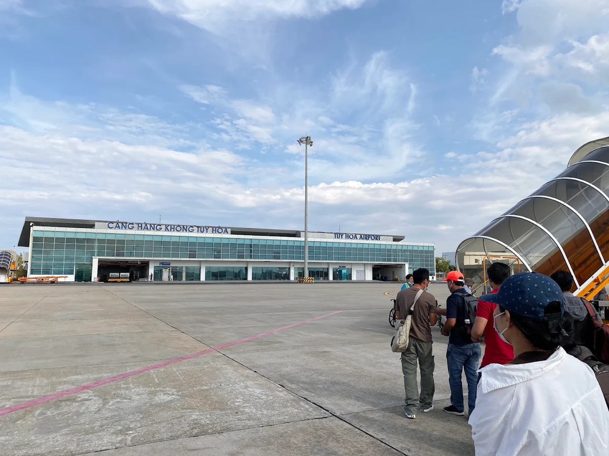 Sân bay Tuy Hòa thuộc tỉnh Đắk Lắk, cách trung tâm phường Phú Yên khoảng 10km